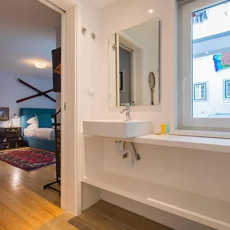 Апартаменты Lapa House - Historic Elegance Meets Modern Comfort Лиссабон